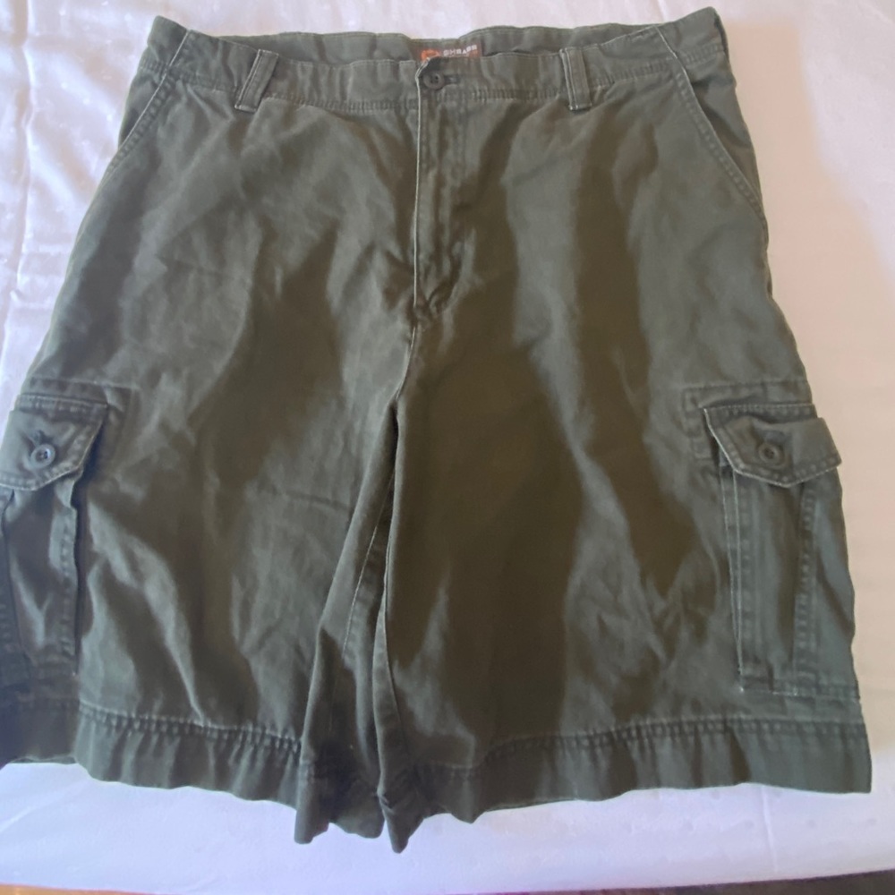 GH BASS EARTH Cargo shorts in military‎ green. Size 38.
